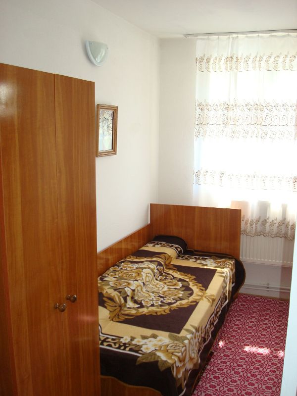 Interior camera camin.